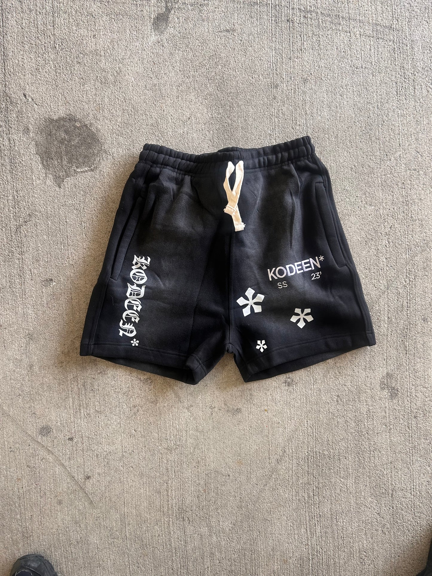 KODEEN* Old English Shorts